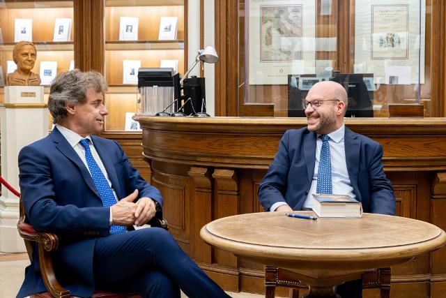 Il Presidente Fontana con l'autore, Alberto Angela.