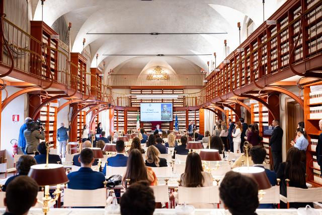 Un momento dell'intervento del Presidente Fontana presso la Sala del Refettorio di palazzo del Seminario.