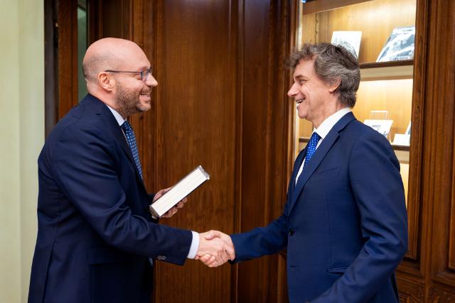 Il Presidente della Camera dei deputati, Lorenzo Fontana, ha rivolto il proprio indirizzo di saluto, a Palazzo del Seminario, in occasione della presentazione del volume “Cesare. La conquista dell’eternità” di Alberto Angela.