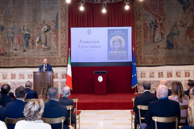 Il Presidente Fontana durante il proprio indirizzo di saluto presso la Sala della Regina a Palazzo Montecitorio.
