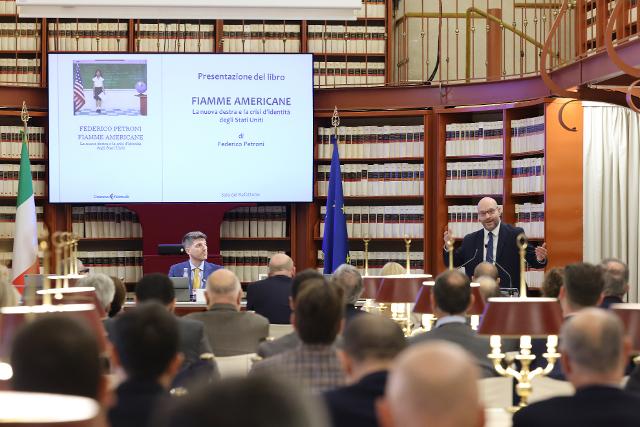 Il Presidente della Camera dei deputati, Lorenzo Fontana, ha rivolto il proprio indirizzo di saluto alla presentazione del libro “Fiamme americane. La nuova destra e la crisi d'identità degli Stati Uniti”, a Palazzo del Seminario.