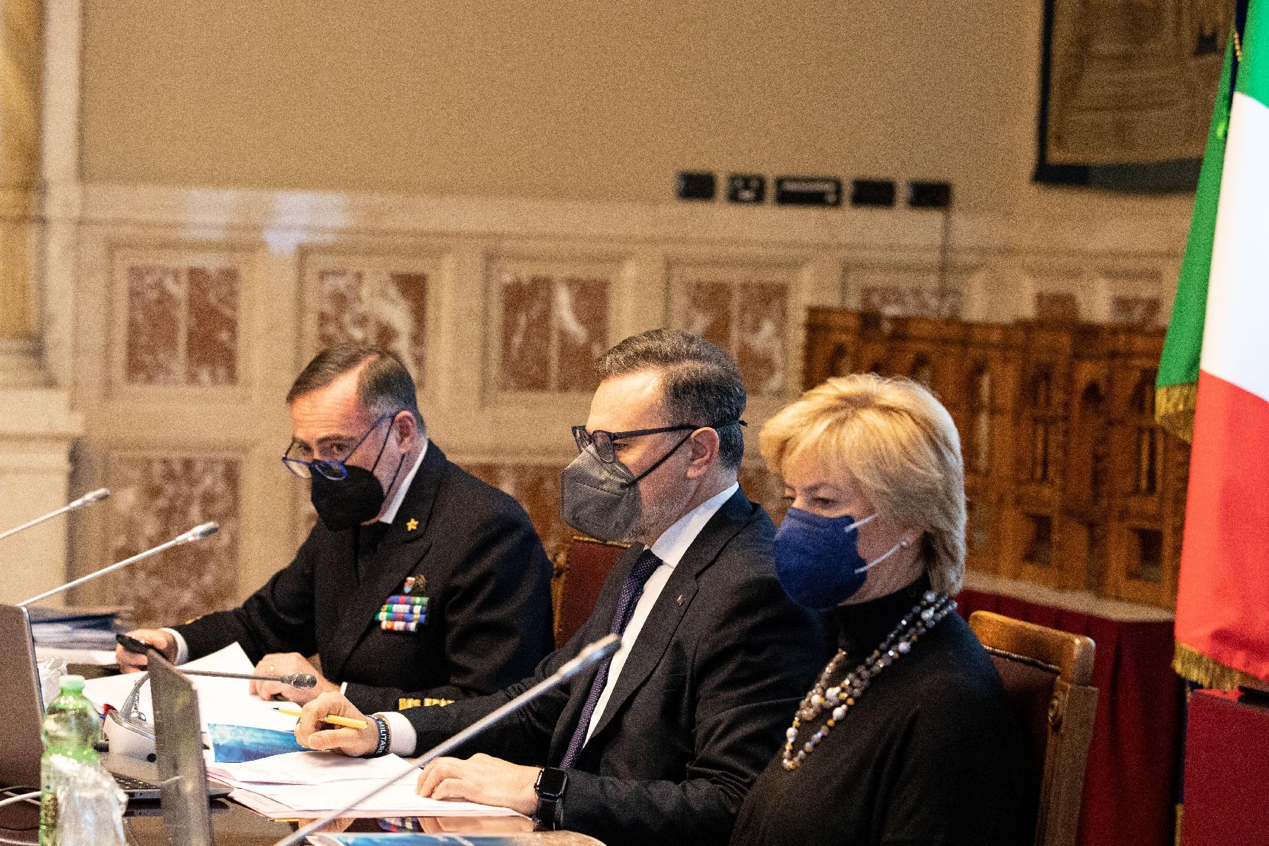 Il Capo di stato maggiore della Marina militare, Enrico Credendino, il Presidente della Commissione Difesa della Camera, Gianluca Rizzo e la Presidente della Commissione Difesa del Senato Roberta Pinotti