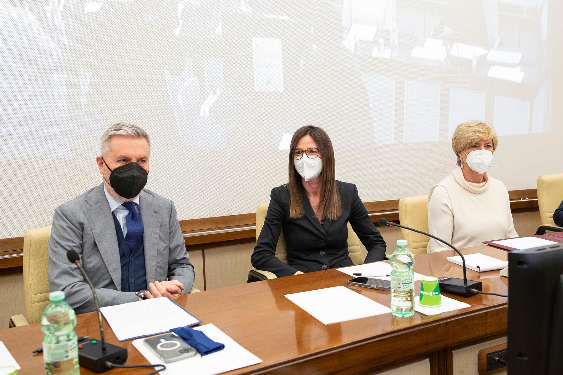 Il Ministro della Difesa, Lorenzo Guerini, la Vicepresidente della Commissione Difesa della Camera, Marica Fantuz e la Presidente della Commissione Difesa del Senato, Roberta Pinotti