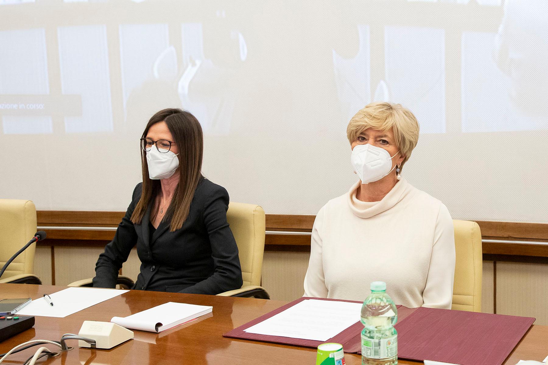 La Vicepresidente della Commissione Difesa della Camera, Marica Fantuz e la Presidente della Commissione Difesa del Senato, Roberta Pinotti