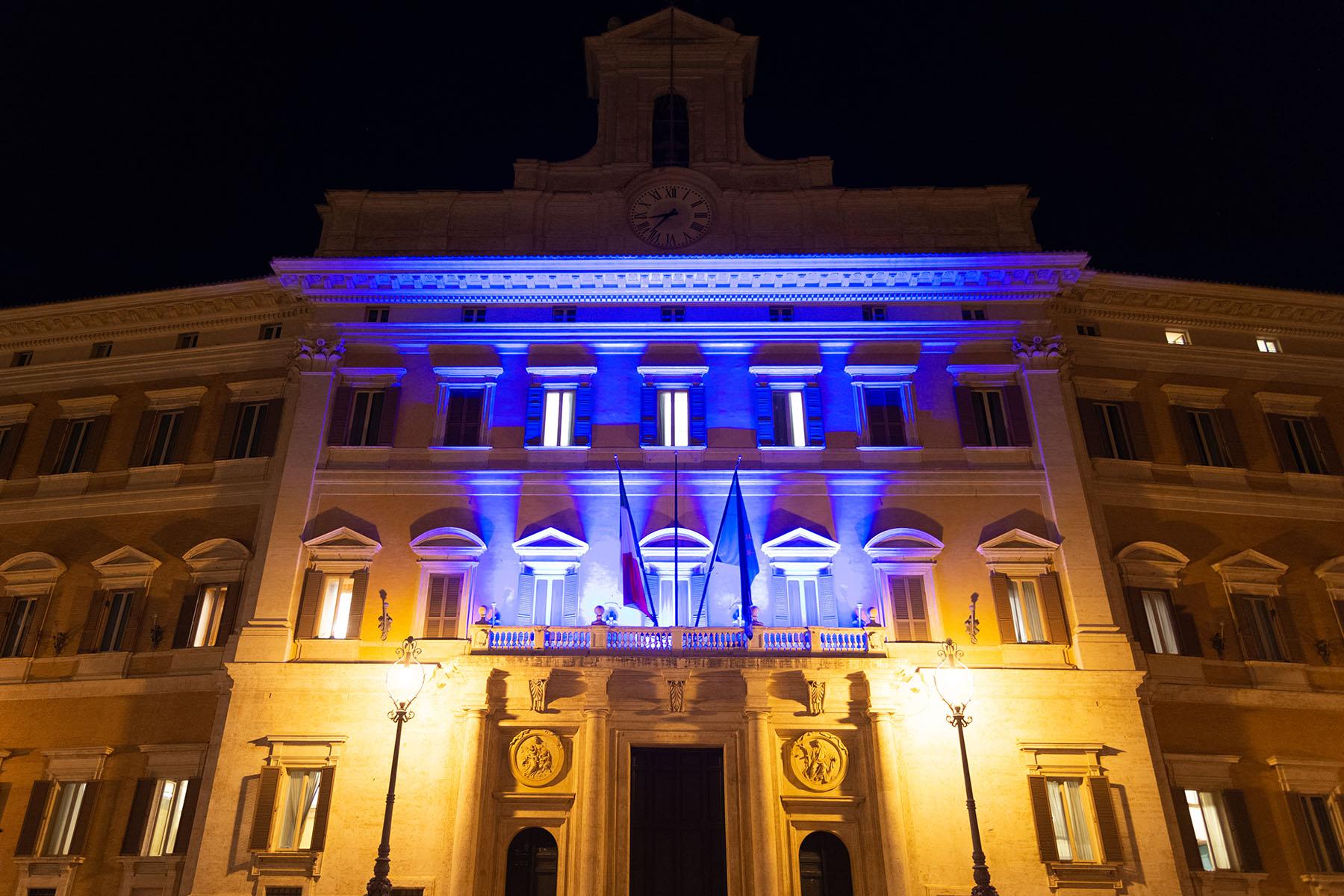 La facciata di Montecitorio illuminata di blu