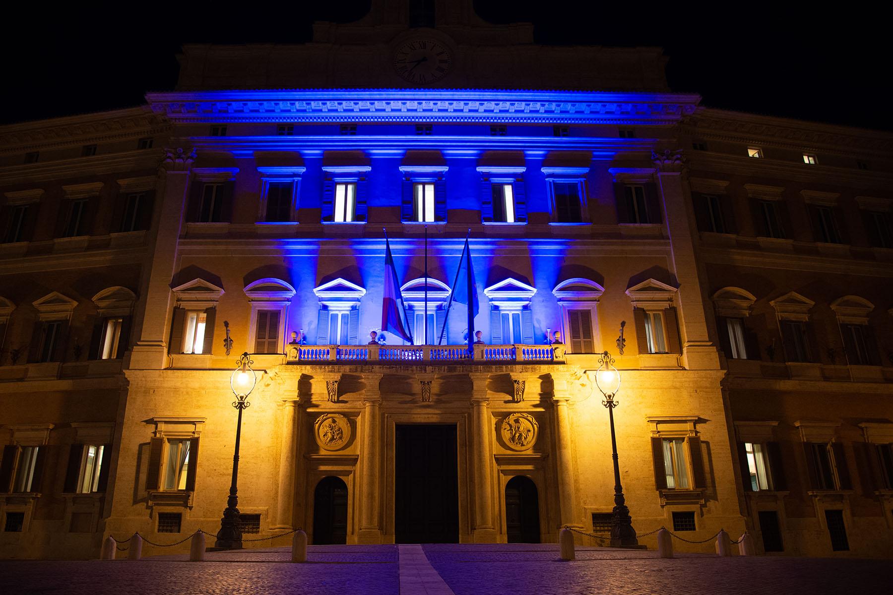 La facciata di Montecitorio illuminata di blu