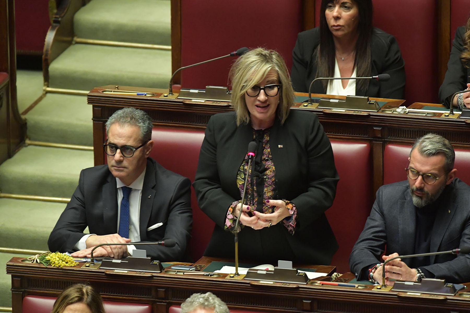 Le mimose sui banchi dell'Aula di Montecitorio - Intervento della deputata Monica Ciaburro al question time dell'8 marzo 2023