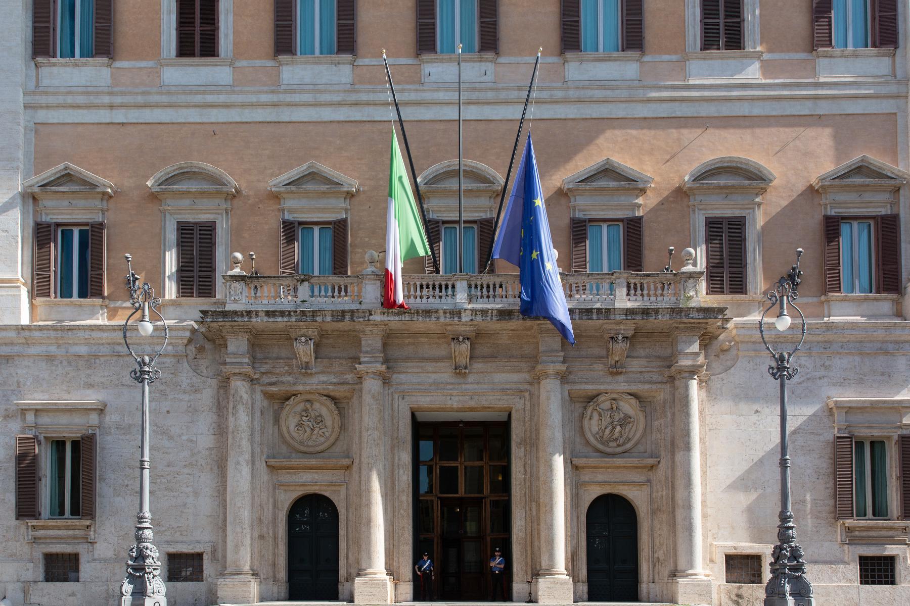 Bandiere a mezz'asta a Palazzo Montecitorio