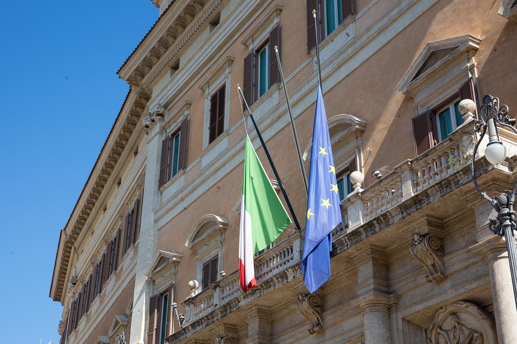 Bandiere a mezz'asta a Palazzo Montecitorio