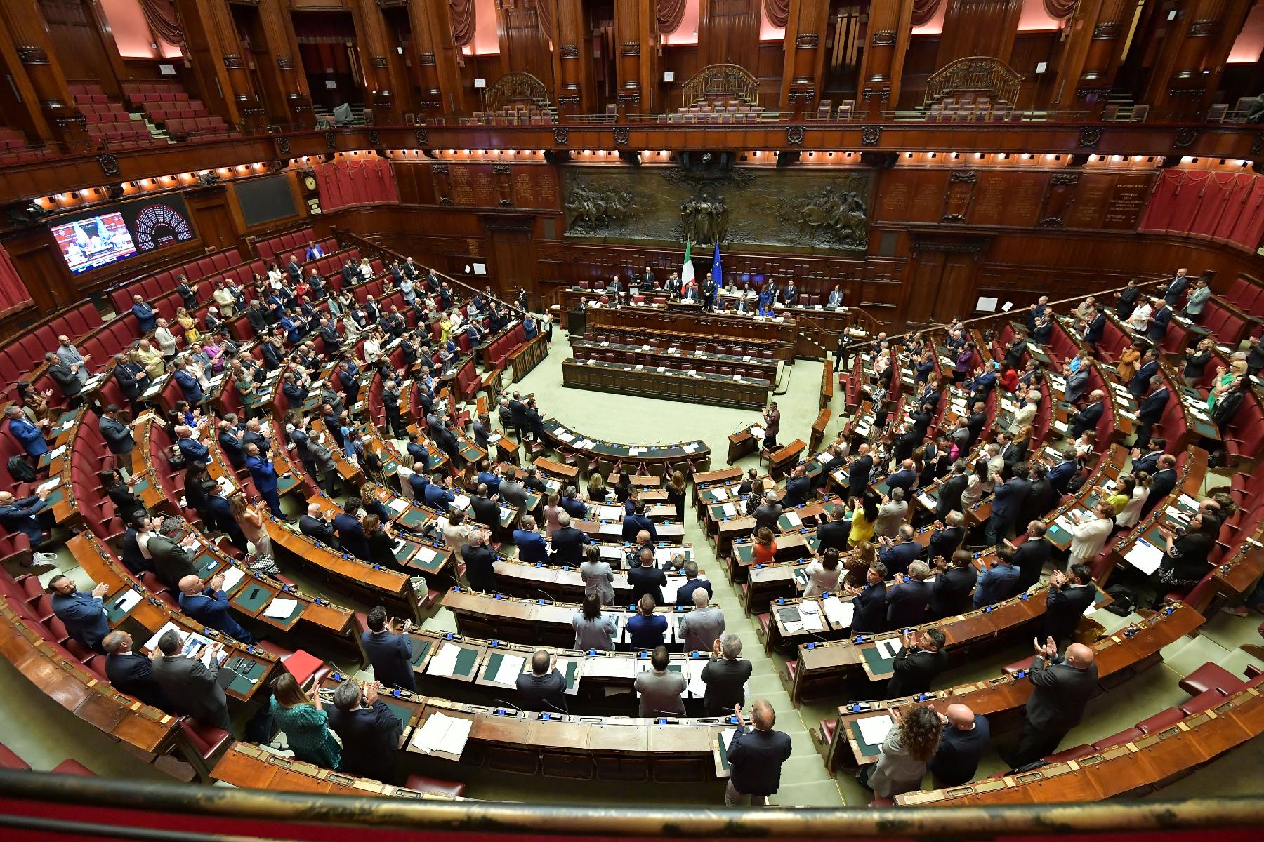 Il Presidente ha commemorato le vittime delle strage di Bologna e l'Assemblea ha osservato un minuto di silenzio.